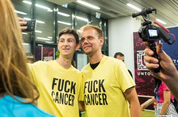 Armin van Buuren, Kygo y Afrojack se reúnen con jóvenes sobrevivientes de cáncer en UNTOLD