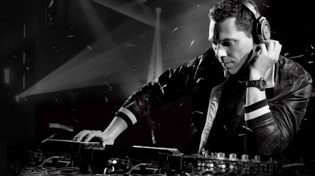 Tiësto DJing