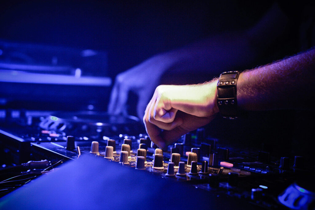 DJ mezclando