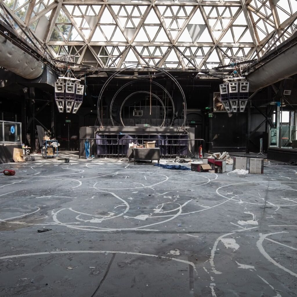 Fotografía de club abandonado