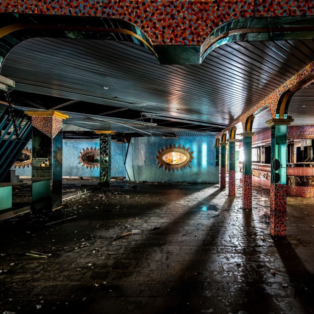 Fotografía de club abandonado