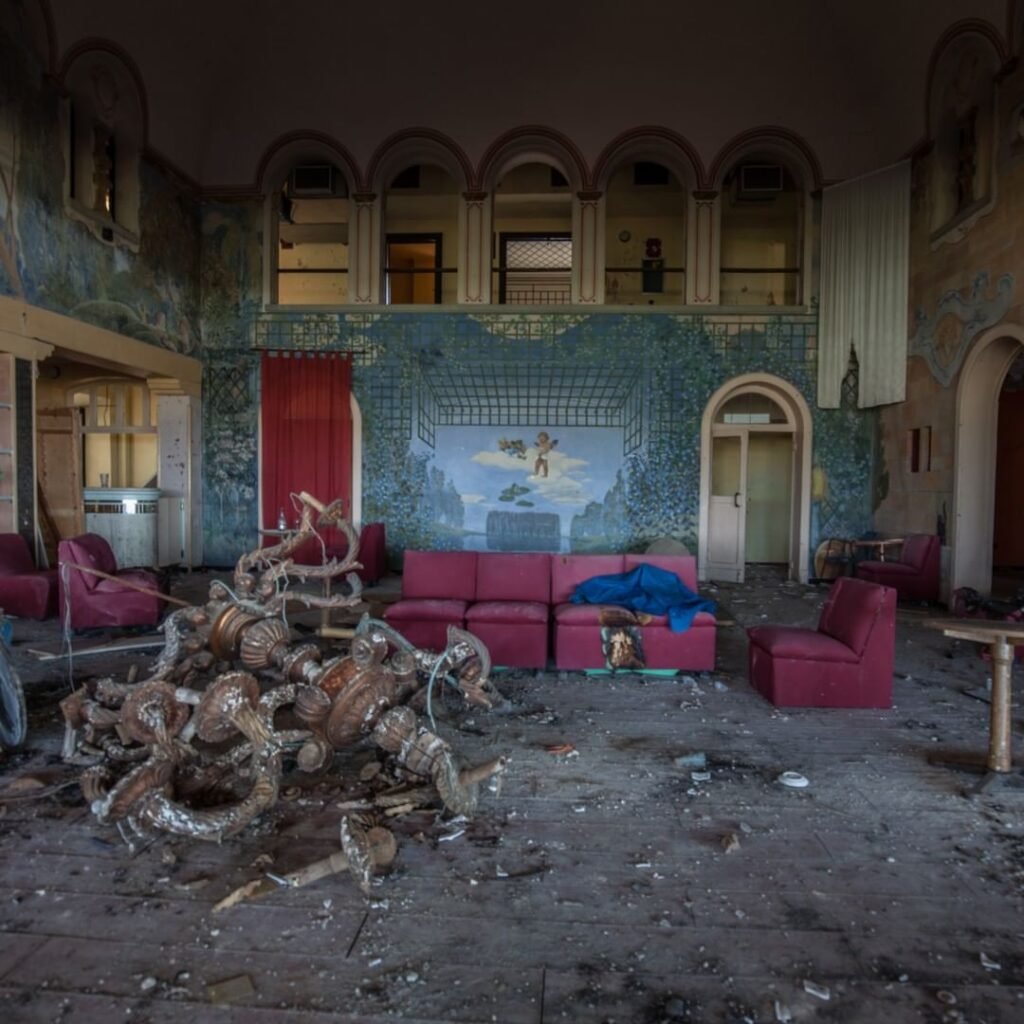 Fotografía de club abandonado