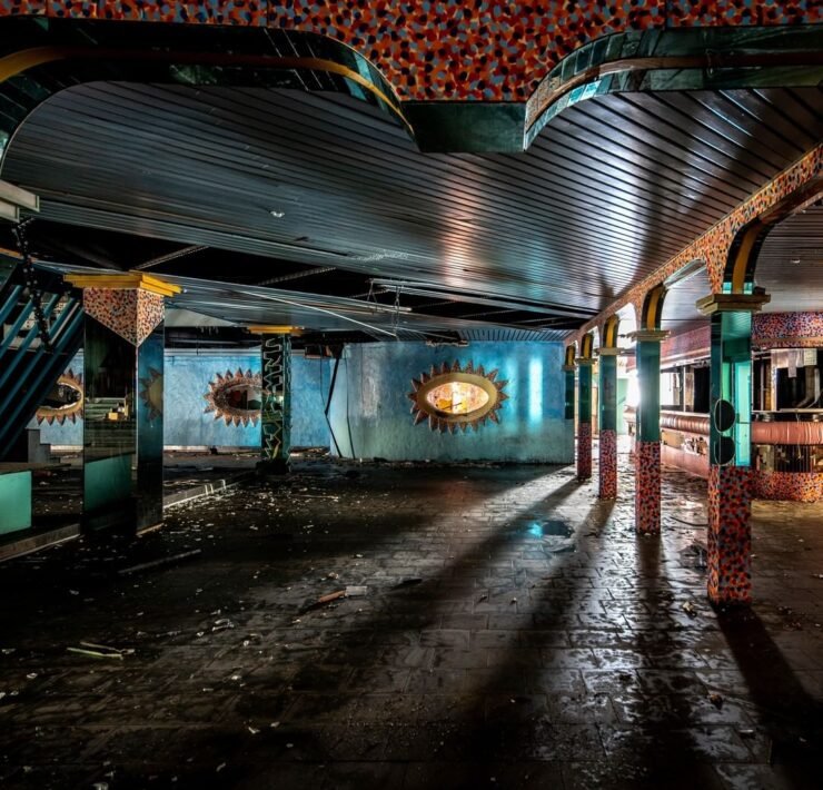Fotografía de club abandonado