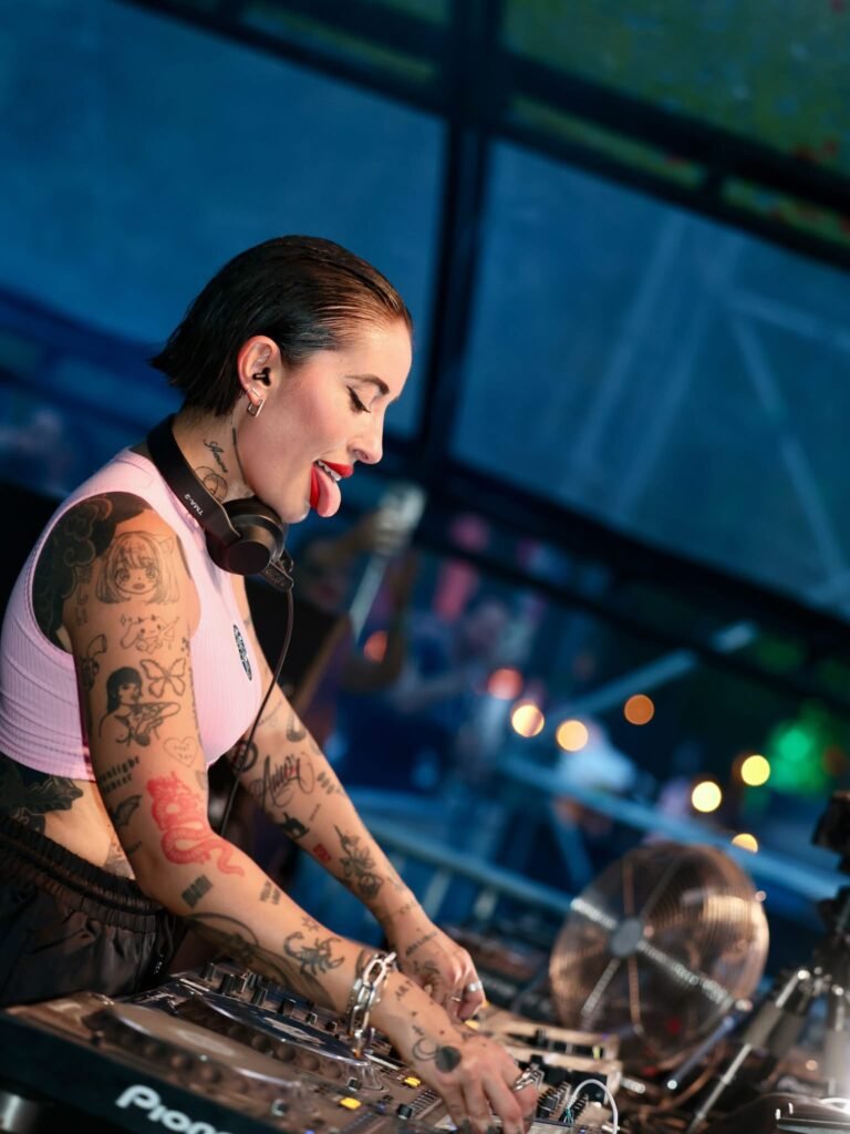 Indira Paganotto es la DJ No. 1 del género Psy, Top 100 DJs 